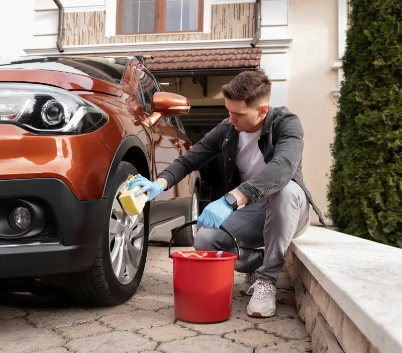 Lavage auto à domicile Domagné : professionnel intervenant sur un véhicule